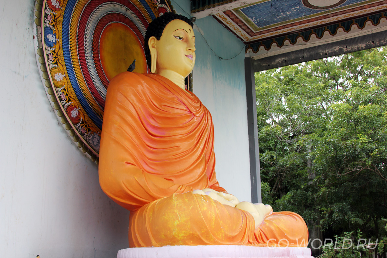Будда, находящийся южнее Анурадхапуры.