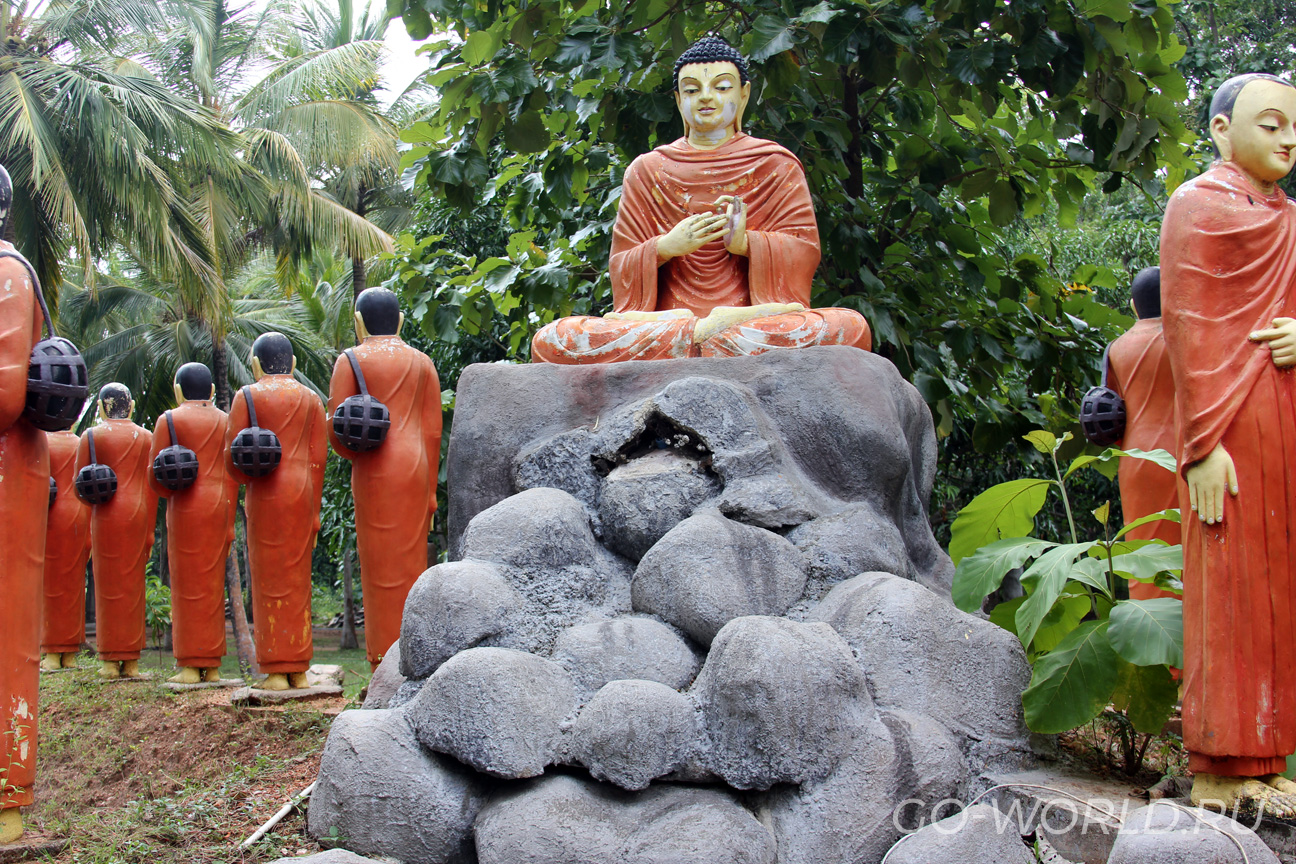Будда, сидящий в центре.