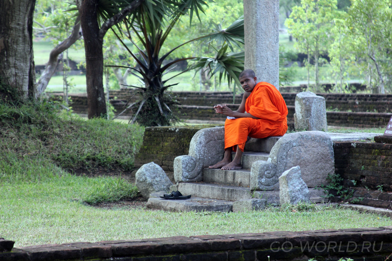 Монах смотрит в кадр.