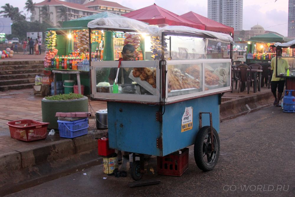 Уличная еда на набережной в Коломбо
