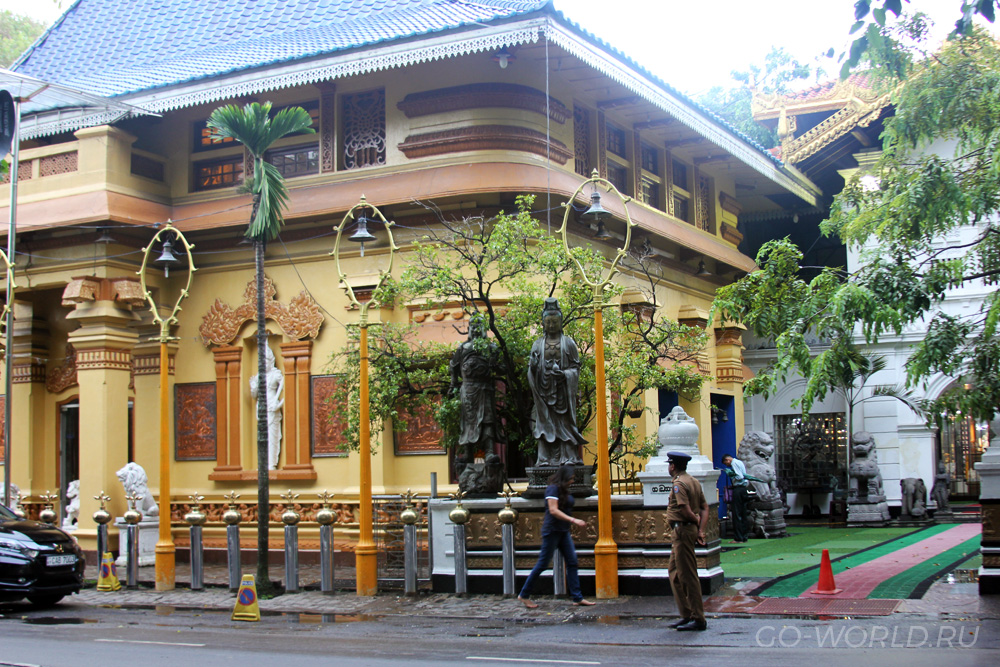 Вход в храм Гангарамая